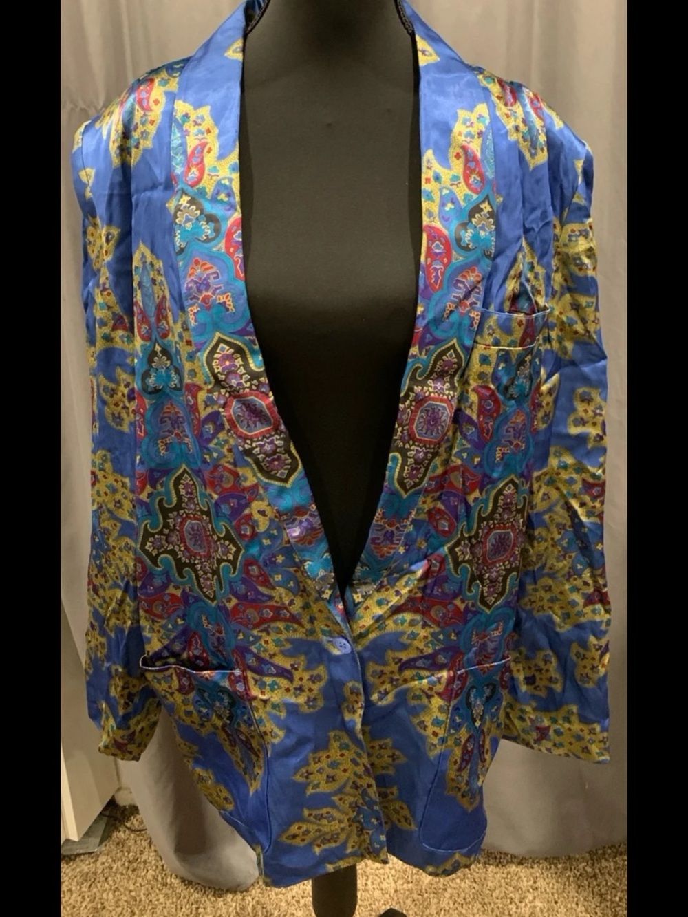 Liz Claiborne 
Vintage 
Blazer
Shell 100% Rayon 
Lining 100% polyester 
Size 12